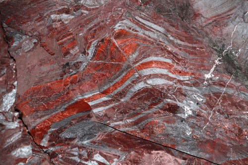 1024px-Soudan_Underground_Mine_SP_IMG_1041_soudan_red_quartz_grey_iron